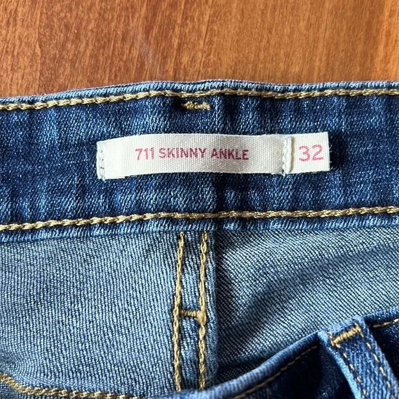 Women’s Levi’s 711 Skinny Ankle Jeans - Picture 9 of 11